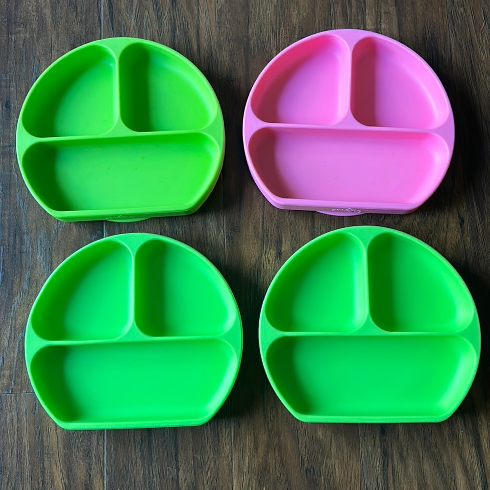 4 toddler baby plates: 2 Silikong plates and 2 bumkins plates